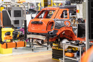 A shortage of Mini parts from Ukraine has led to a halt at Oxford's car factory being extended to two weeks.