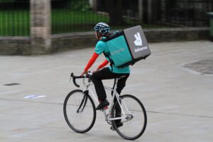 https://bmmagazine.co.uk/news/deliveroo-orders-continue-to-rise-but-diners-spend-less-on-food-deliveries/